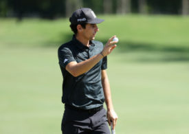 Joaquin Niemann hält einen Golfball