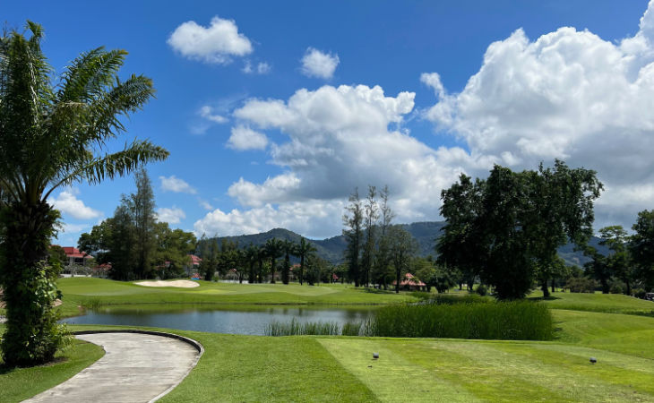 Ein Teich auf einem Golfplatz