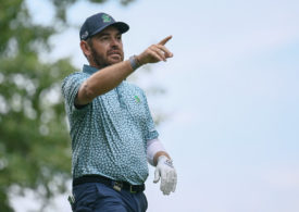 Golfer Louis Oosthuizen deutet mit dem rechten Zeigefinger nach vorne