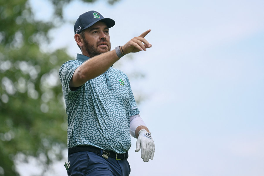 Golfer Louis Oosthuizen deutet mit dem rechten Zeigefinger nach vorne