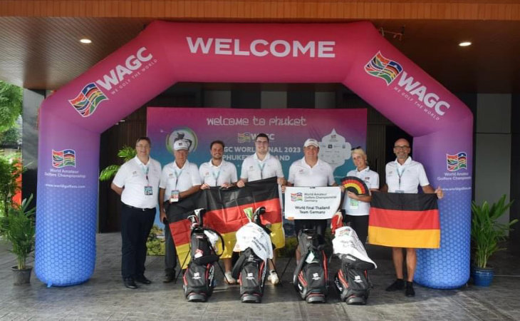 Ein Golf-Team mit Deutschland-Fahnen