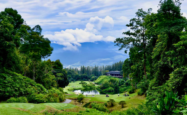 Ein spektakulärer, hügeliger Golfplatz