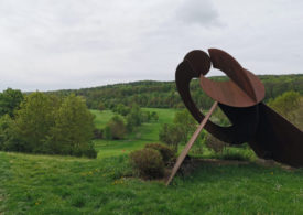 Eine Eisenskulptur auf einem Golfplatz