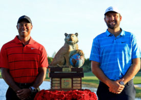 Tiger Woods und Scottie Scheffler stehen neben einer Trophäe