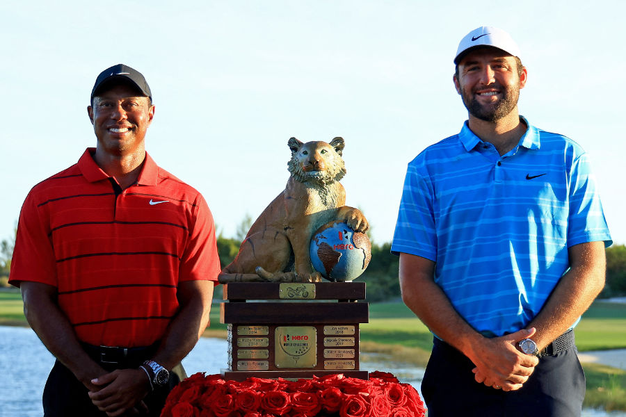 Tiger Woods und Scottie Scheffler stehen neben einer Trophäe