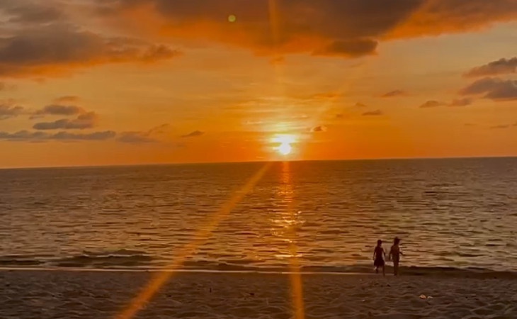 Ein romantischer Sonnenuntergang über dem Meer