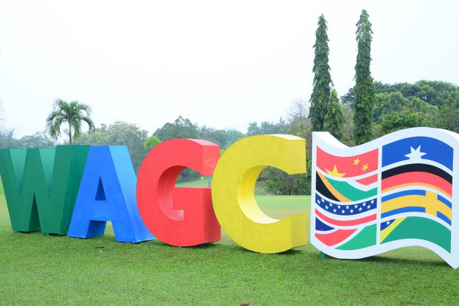 Die großen Buchstaben WAGC auf einem Golfplatz