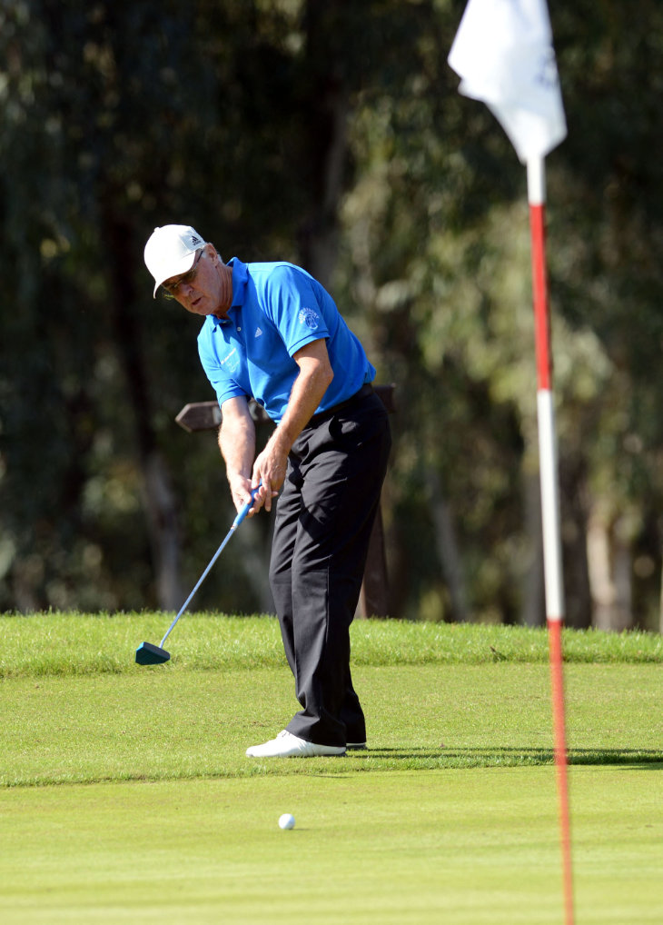 Franz Beckenbauer beim Putt auf dem Golfplatz