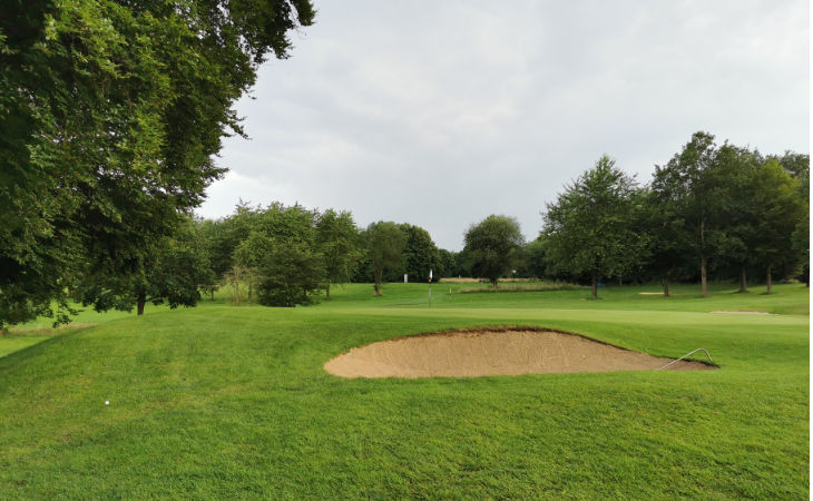 Ein Sandbunker auf einem Golfplatz