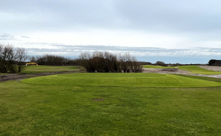 Bagger arbeiten auf einem Golfplatz