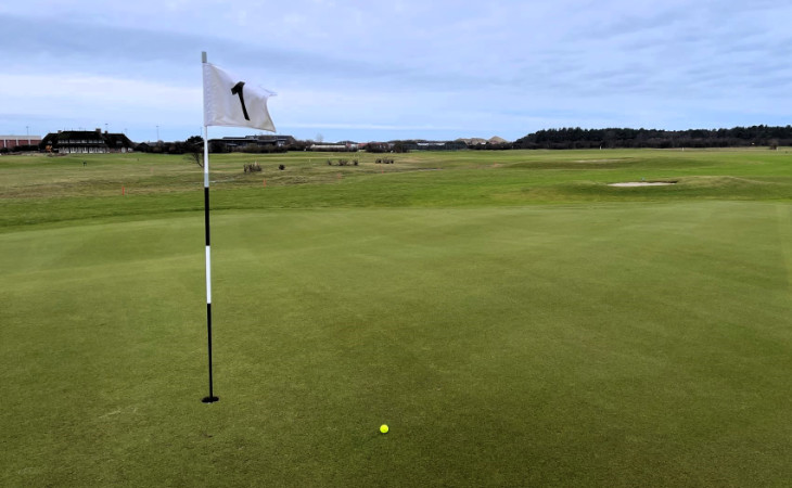 Das Loch 1 mit Green auf dem GC Sylt