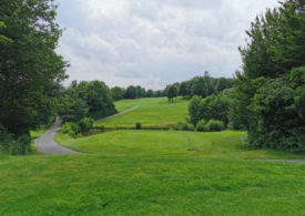 Ein hügeliger Golfplatz