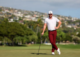 Grayson Murray lehnt lässig auf seinem Golfschläger