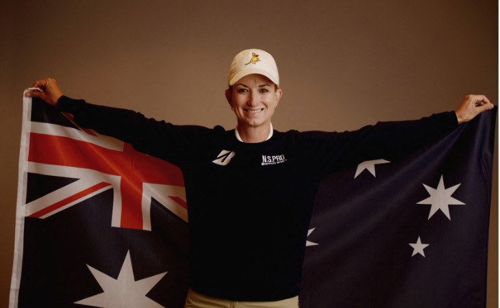 Karrie Web hält eine australische Flagge hinter ihrem Körper ausgebreitet
