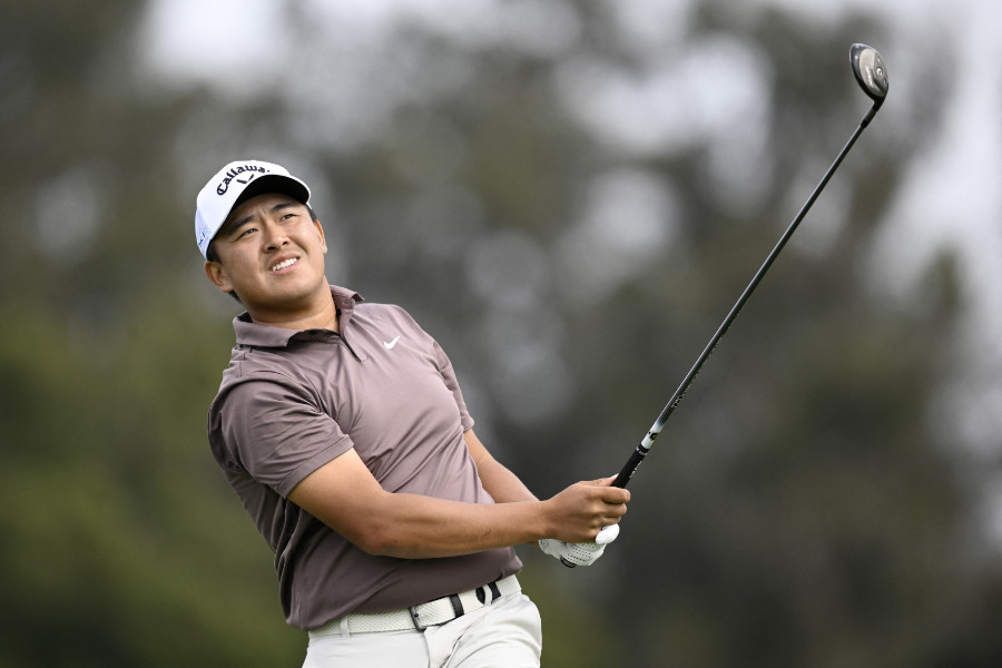 Golfer Kevin Yu blickt seinem abgeschlagenen Ball hinterher