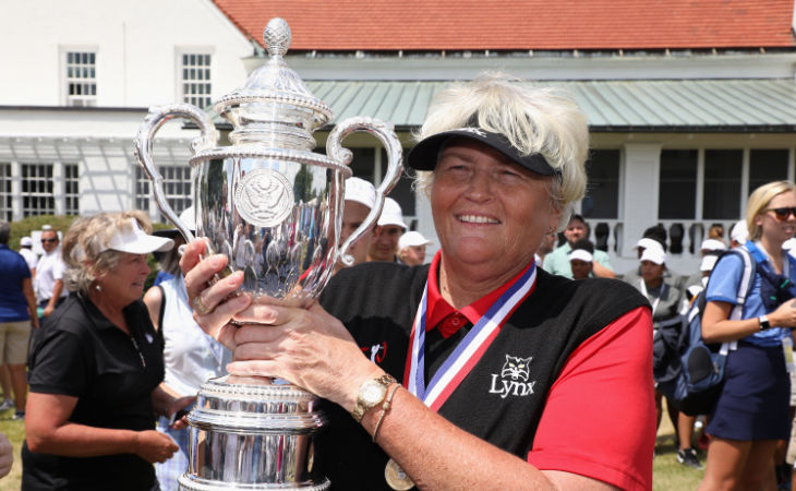 Laura Davies Hebt einen Pokal in die Luft