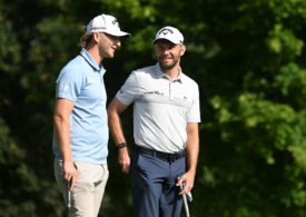 Nick Bachem und Maximilian Kieffer unterhalten sich auf dem Golfplatz