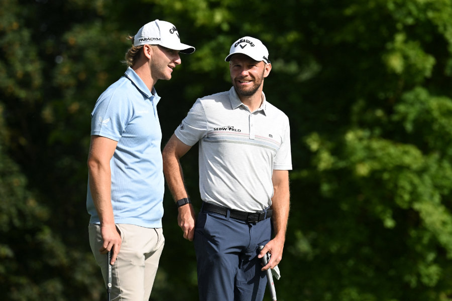 Nick Bachem und Maximilian Kieffer unterhalten sich auf dem Golfplatz