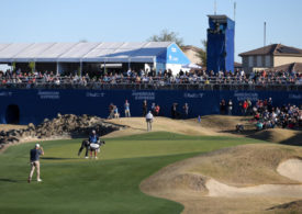 Ein kalifornischer Golfplatz mit voll besetzten Tribünen