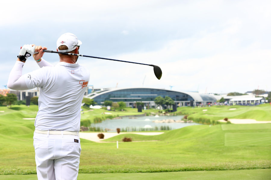 Ein Golfer von hinten beim Abschlag