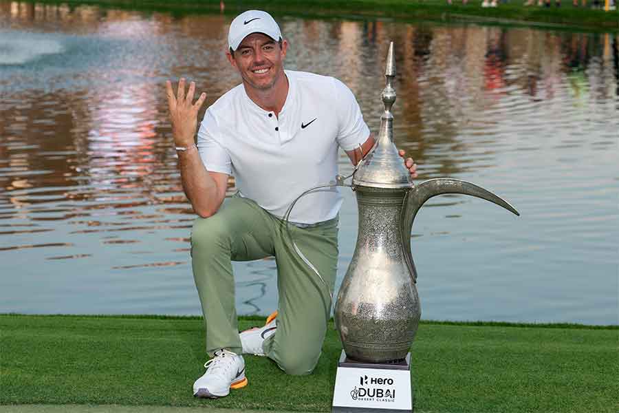 Rory McIlroy posiert mit Trophäe von Hero Dubai Classic 2024