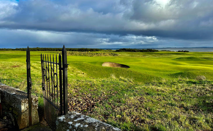Ein schottischer Golfplatz unter bewölktem Himmel