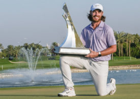 Tommy Fleetwood präsentiert die Trophäe des Dubai Invitational