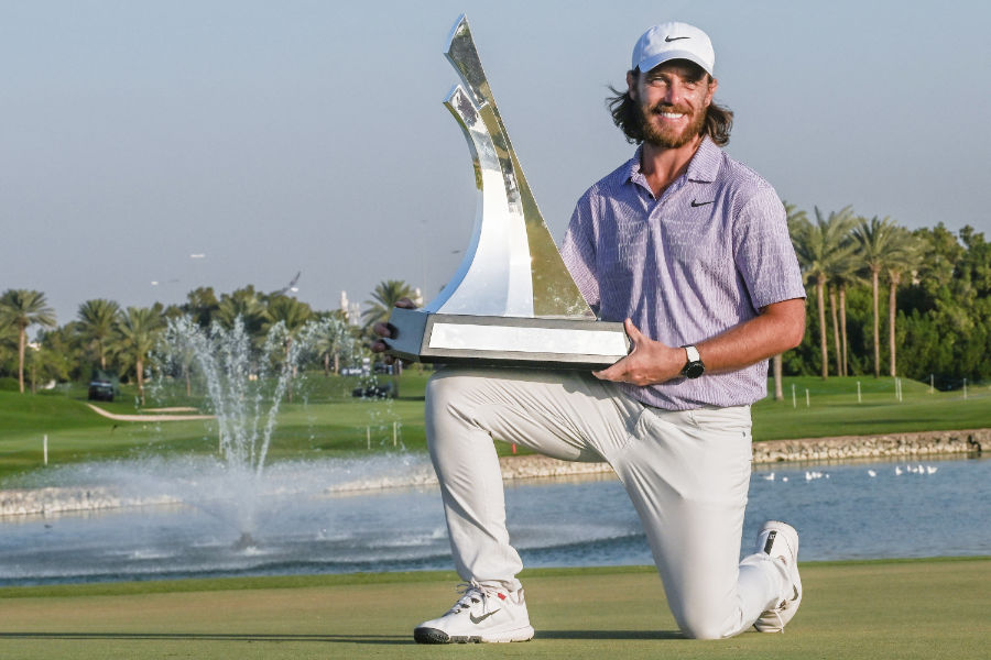 Tommy Fleetwood präsentiert die Trophäe des Dubai Invitational