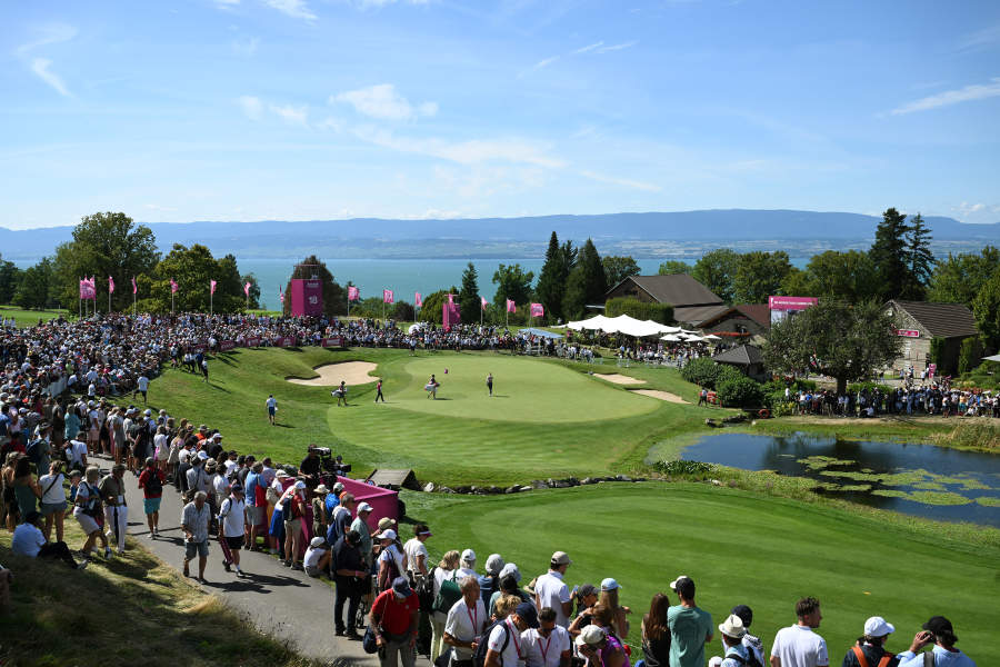 Ein Golfkurs mit vielen Zuschauern