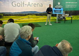 Ein Referent auf einer Golfmesse