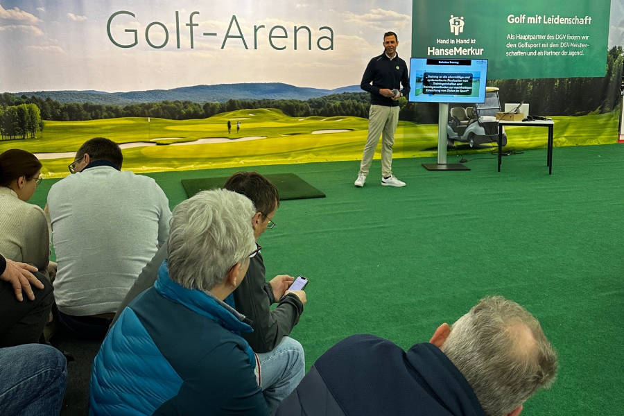 Ein Referent auf einer Golfmesse