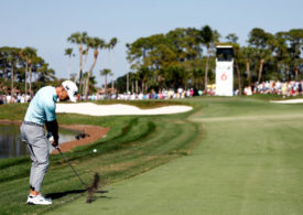 Eric Cole schlägt den Golfball in Palm Beach Gardens. Im Hintergrund sieht man viele Zuschauer.