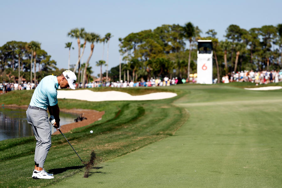 Eric Cole schlägt den Golfball in Palm Beach Gardens. Im Hintergrund sieht man viele Zuschauer.