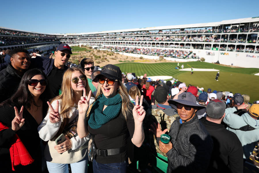 Junge weibliche Fans vor einem Golfkurs