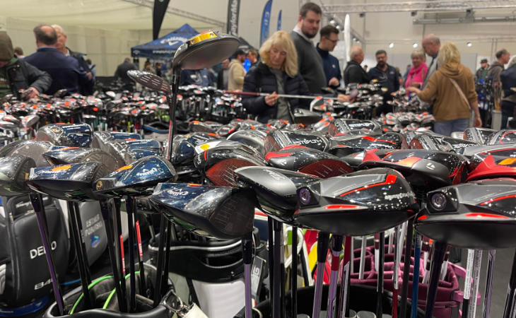 Viele Golfschläger auf einer Messe