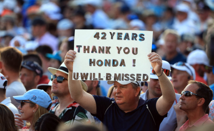 Ein Zuschauer hält ein Transparent in die Luft, auf welchem dem Sponsor Honda gedankt wird