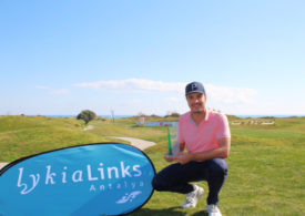 Golfer Michael Hirmer mit einer Trophäe