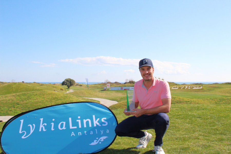 Golfer Michael Hirmer mit einer Trophäe