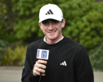 Golfer Nick Dunlap hält ein Mikrofon