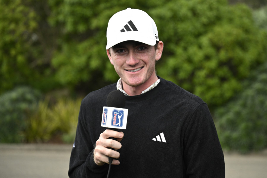 Golfer Nick Dunlap hält ein Mikrofon