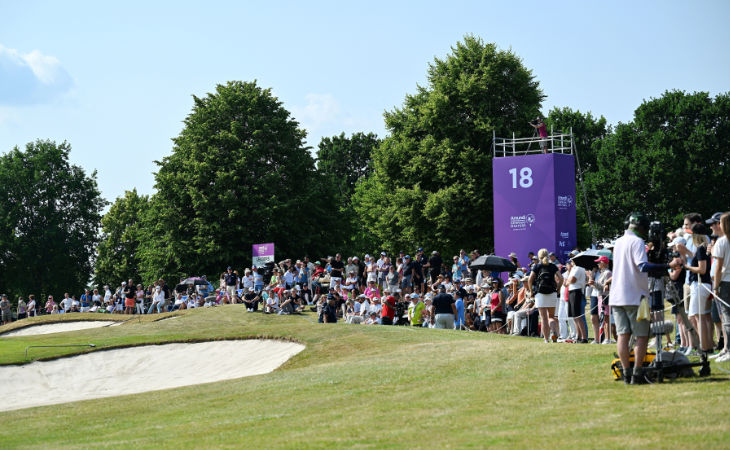 Viele Zuschauer an Loch 18 eines Golfplatzes