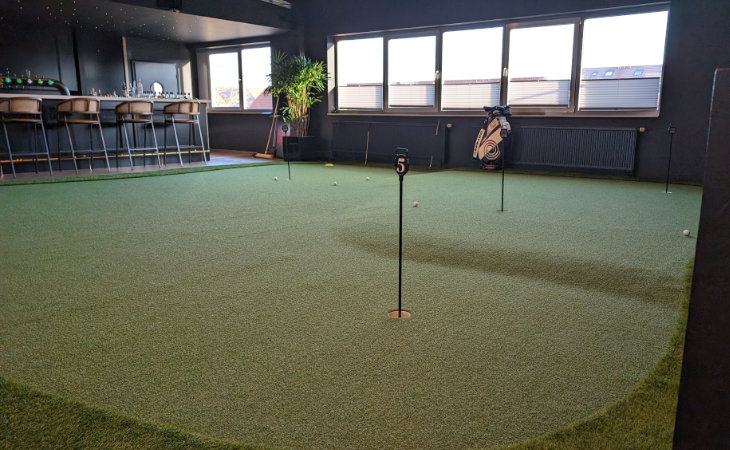 Ein Puttinggrün in einer Indoor-Golf-Halle