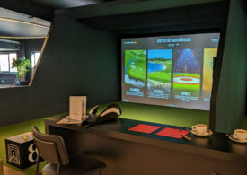 Eine Trackman-Anlage in einer Indoor Golf Halle