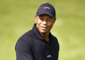 Tiger Woods im schwarzen Poloshirt und mit schwarzer Kappe