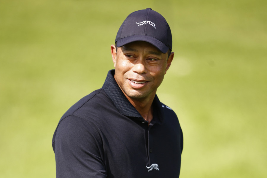 Tiger Woods im schwarzen Poloshirt und mit schwarzer Kappe