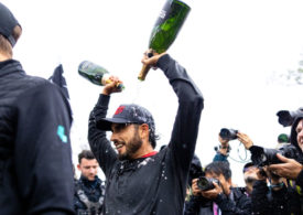 Abraham Ancer übergießt sich mit zwei Flaschen Champagner