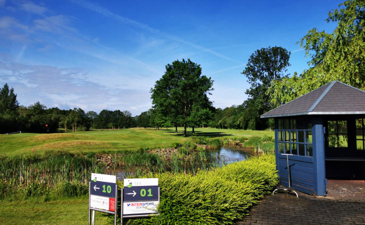 Ein Pavillon und ein Wasserhindernis auf einem Golfplatz