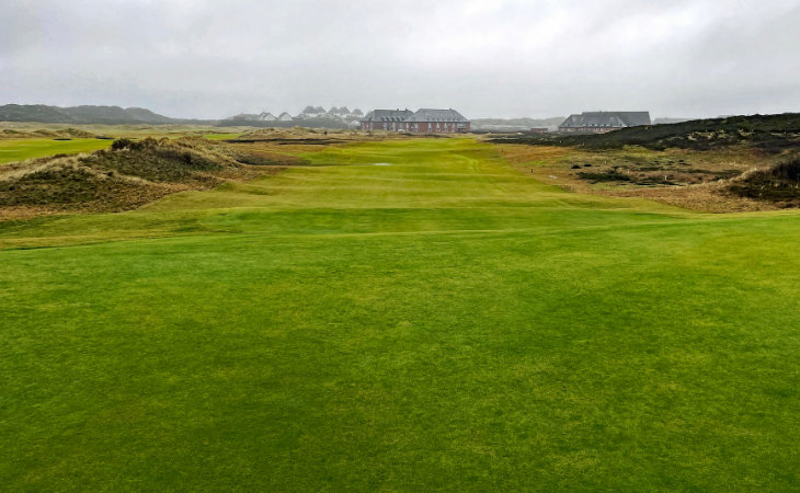 Ein Fairway der auf Kasernengebäude zusteuert