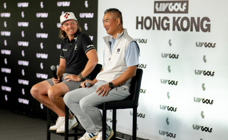 Cameron Smith sitzt mit dem Vorsitzenden des Golfclubs in Hong Kong bei einer Pressekonferenz