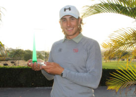 Cedric Gugler präsentiert die Trophäe der Allegria Open